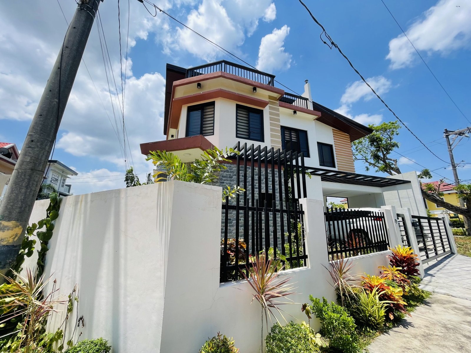 Corner Lot House in La Residencia Santa Rosa beside Nuvali