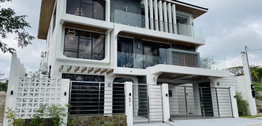 Luxurious Modern Design Tagaytay Home with a Direct View of Taal Lake