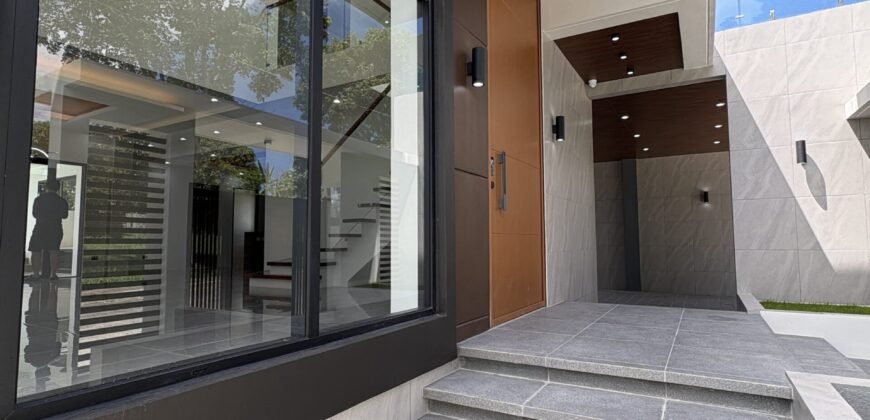 5BR Modern Pool Home for Sale in Royale Tagaytay