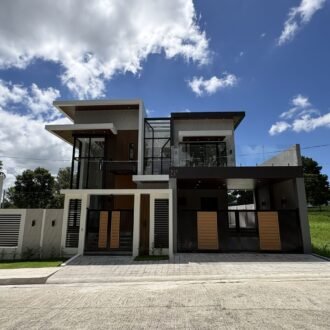5BR Modern Pool Home for Sale in Royale Tagaytay