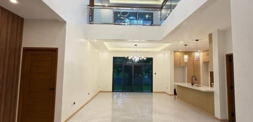 Modern Fairway Vacation Home in Royale Tagaytay Estates