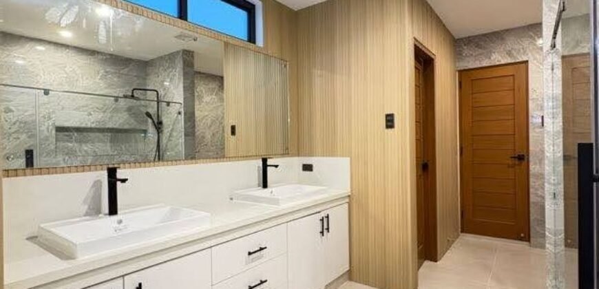 Modern Fairway Vacation Home in Royale Tagaytay Estates