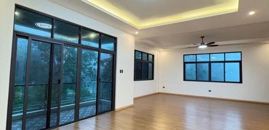 Modern Fairway Vacation Home in Royale Tagaytay Estates