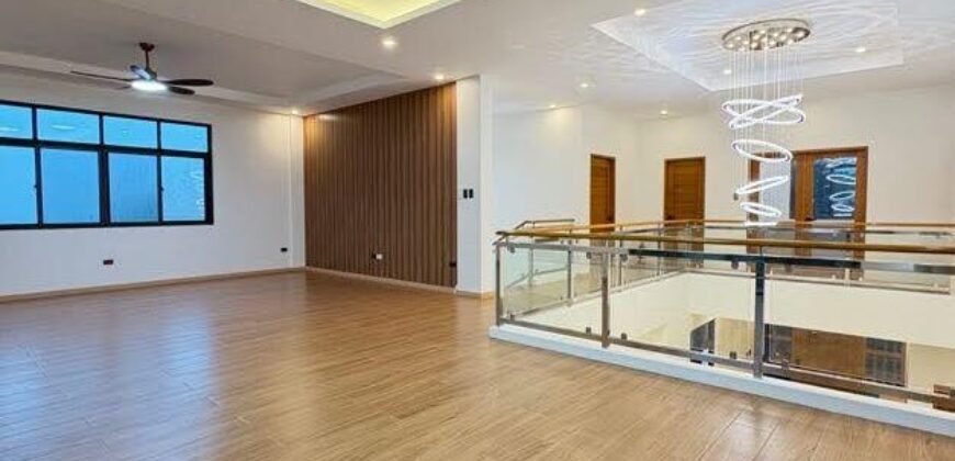 Modern Fairway Vacation Home in Royale Tagaytay Estates