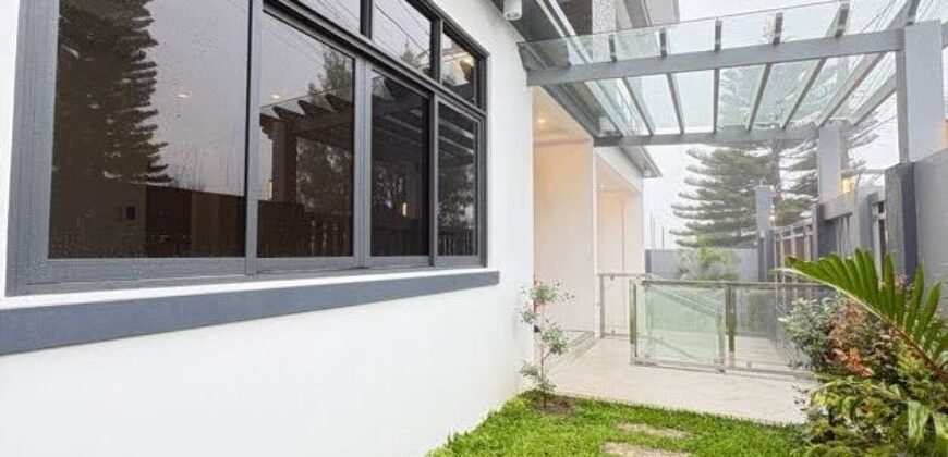 Modern Fairway Vacation Home in Royale Tagaytay Estates