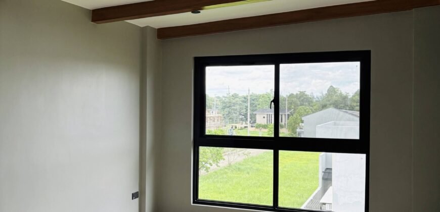 Brand New House with En-Suite Attic in Sonoma Santa Rosa | P21M