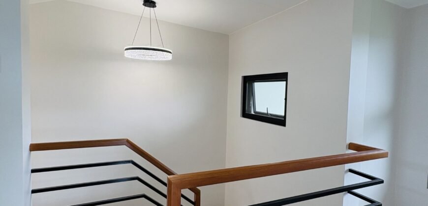 Brand New House with En-Suite Attic in Sonoma Santa Rosa | P21M